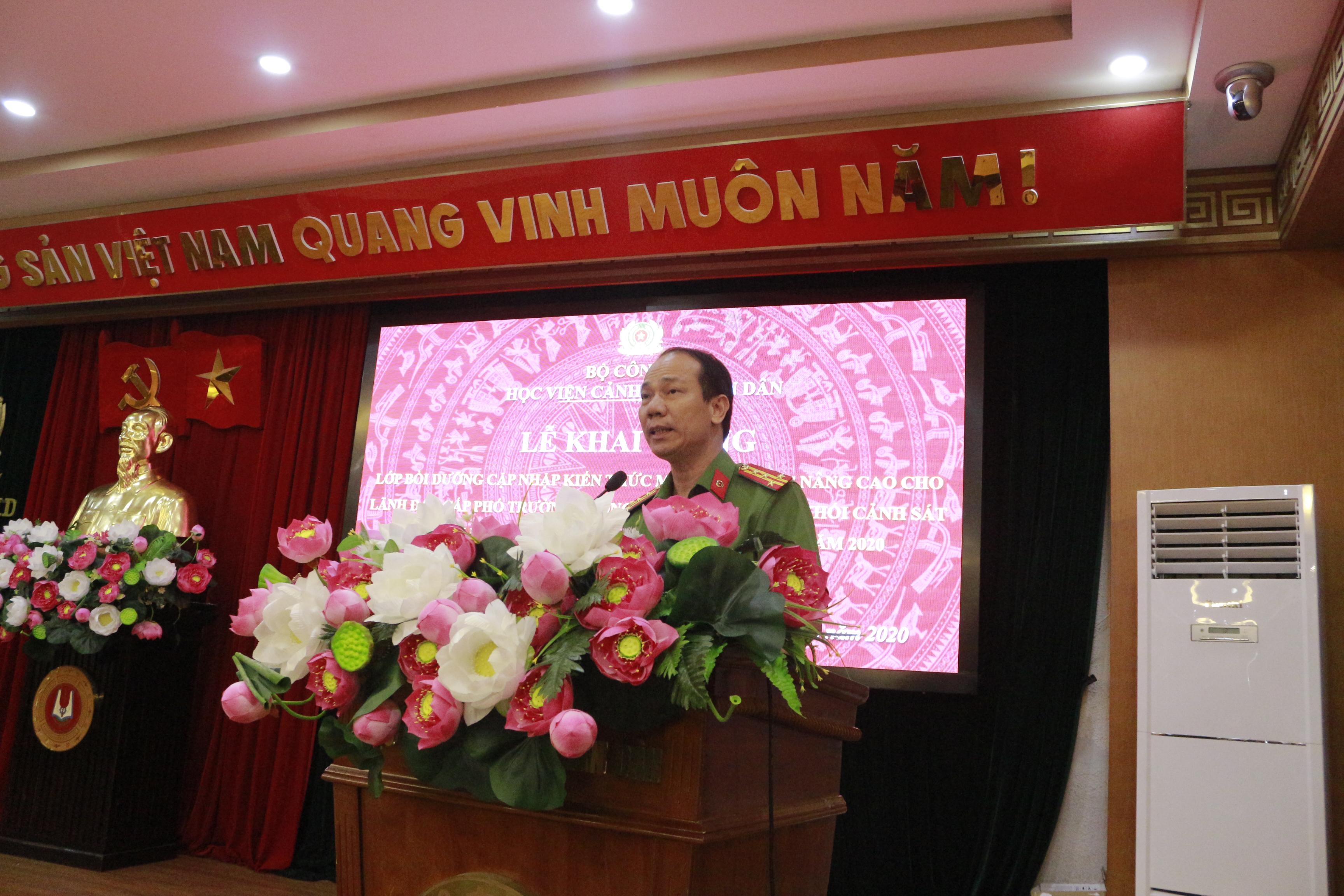 Đại tá, TS Trần Quang Huyên, Phó Giám đốc Học viện phát biểu tại lễ khai giảng