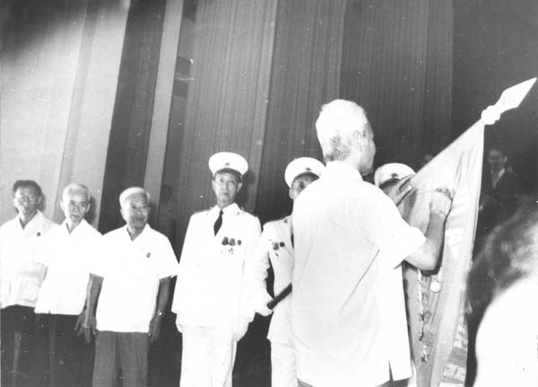 Chủ tịch Hội đồng Bộ trưởng Phạm Văn Đồng gắn Huân chương Sao vàng lên cờ truyền thống của lực lượng CAND, tháng 8-1985.