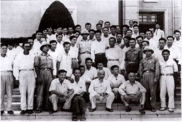 Chủ tịch Hồ Chí Minh với đại biểu, cán bộ các đơn vị tham gia bảo vệ Đại hội đại biểu toàn quốc lần thứ III của Đảng, tháng 9-1960.