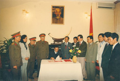Chủ tịch Quốc hội Nông Đức Mạnh ký pháp lệnh tình báo (ngày 14-12-1996). Ảnh tư liệu