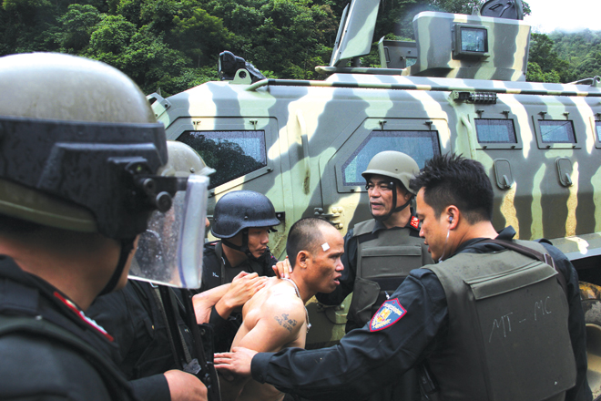 Lực lượng Công an bắt giữ 1 đối tượng trong vụ ma túy tại xã Lóng Luông, huyện Vân Hồ, tỉnh Sơn La, ngày 27/6/2018.