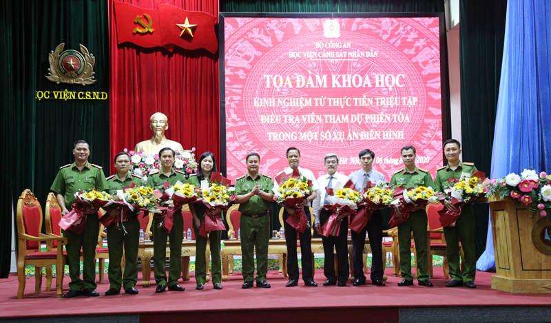 Đại tá, PGS. TS Phạm Công Nguyên, Phó Giám đốc Học viện tặng hoa cảm ơn sự tham dự của các đại biểu