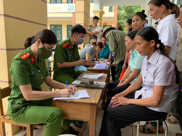 Cán bộ chiến sỹ Công an tỉnh Bắc Kạn tổ chức khám bệnh, cấp phát thuốc cho người dân tại Ngày hội toàn dân bảo vệ an ninh Tổ quốc, xã Quân Hà, huyện Bạch Thông, ngày 29-7-2020.