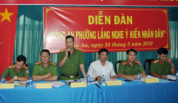 Công an phường Tân An, quận Ninh Kiều (TP Cần Thơ) lắng nghe và trả lời những vướng mắc của người dân.