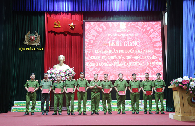 Đại tá, PGS.TS Phạm Công Nguyên, Phó Giám đốc Học viện trao chứng chỉ cho các học viên