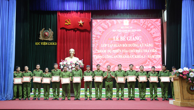 Đại tá, PGS.TS Phạm Công Nguyên, Phó Giám đốc Học viện trao Giấy khen cho các cá nhân đạt thành tích xuất sắc trong quá trình tham gia lớp bồi dưỡng