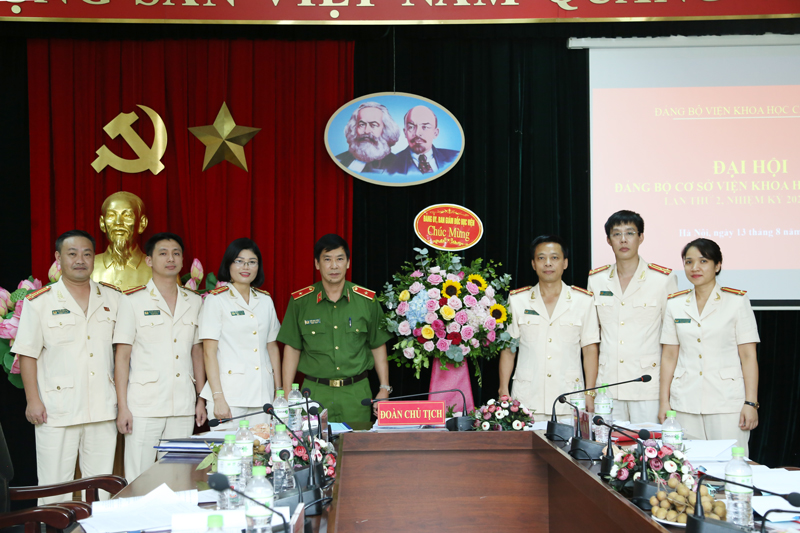 Thiếu tướng, GS.TS Trần Minh Hưởng, Bí thư Đảng ủy, Giám đốc Học viện chúc mừng Đại hội