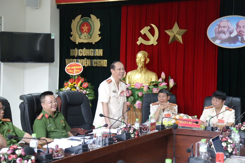 Đại tá, TS Trần Quang Huyên, Phó Giám đốc Học viện phát biểu chỉ đạo tại Đại hội