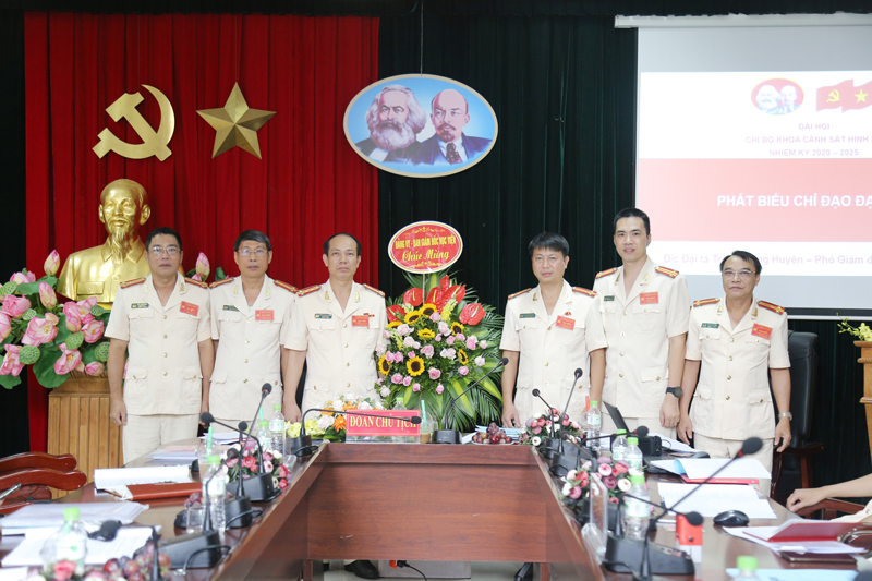 Đại tá, TS Trần Quang Huyên, Phó Giám đốc Học viện chúc mừng Đại hội