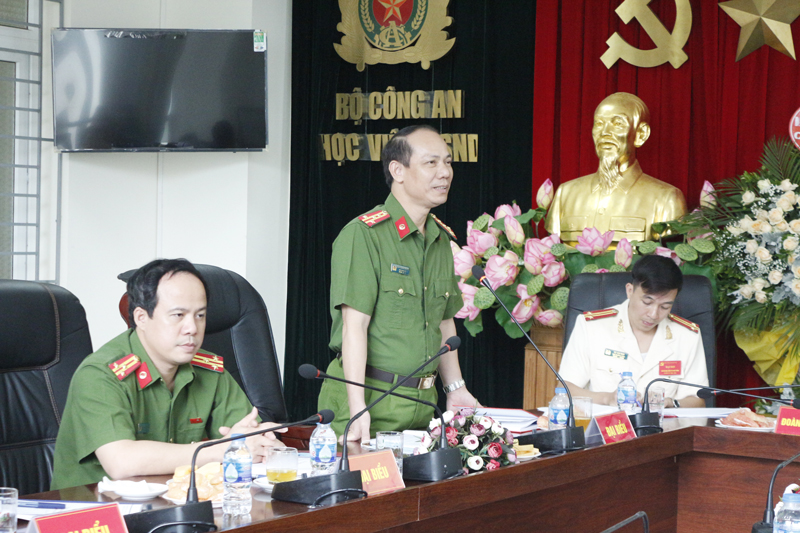 Đại tá, TS Trần Quang Huyên, Phó Giám đốc Học viện phát biểu tại Đại hội