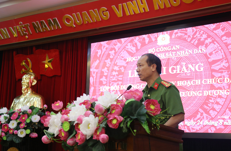 Đại tá, TS Trần Quang Huyên, Phó Giám đốc Học viện phát biểu tại lễ khai giảng