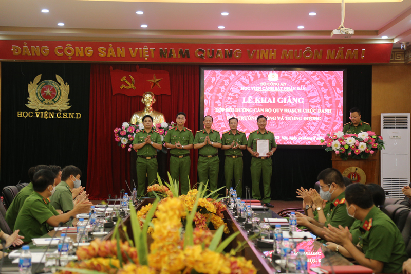 Đại tá, TS Trần Quang Huyên, Phó Giám đốc Học viện trao Quyết định thành lập lớp học cho Ban cán sự lớp