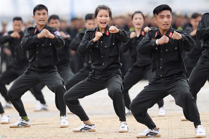 Trung uý Nguyễn Thị Diện thường xuyên luyện tập để hoàn thành tốt nhiệm vụ được giao