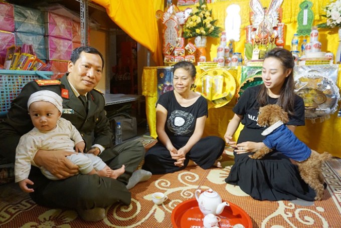 Đại tá Lê Văn Tuyến đến thăm gia đình liệt sỹ hy sinh ở xã Đồng Tâm