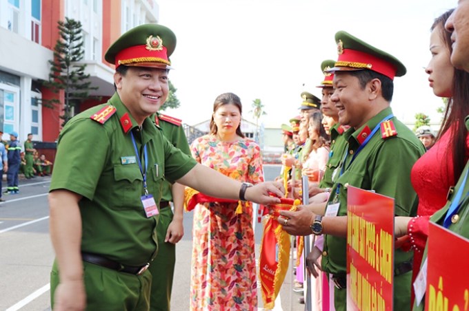 Đại tá Huỳnh Quang Tâm trao cờ lưu niệm cho các đơn vị tham gia Hội thao nghiệp vụ chữa cháy