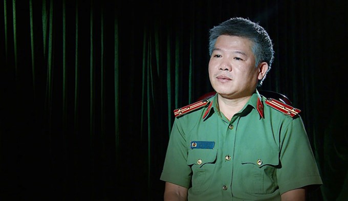 Thượng tá Trần Thanh Sơn trả lời phóng viên báo chí
