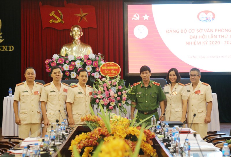 Thiếu tướng, GS.TS Trần Minh Hưởng tặng hoa chúc mừng Ban Chấp hành Đảng bộ cơ sở Văn phòng Học viện nhiệm kỳ 2020 - 2025