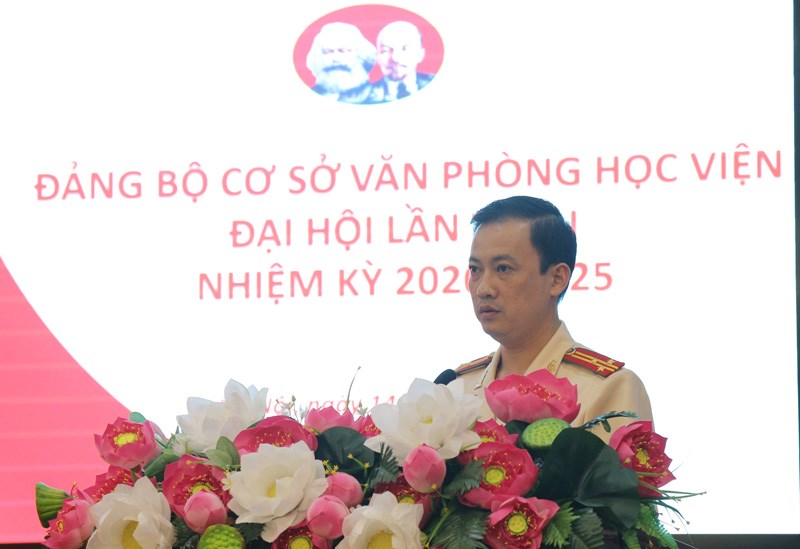 Thượng tá, TS Cao Hoàng Long, Chánh Văn phòng Học viện phát biểu tại Đại hội