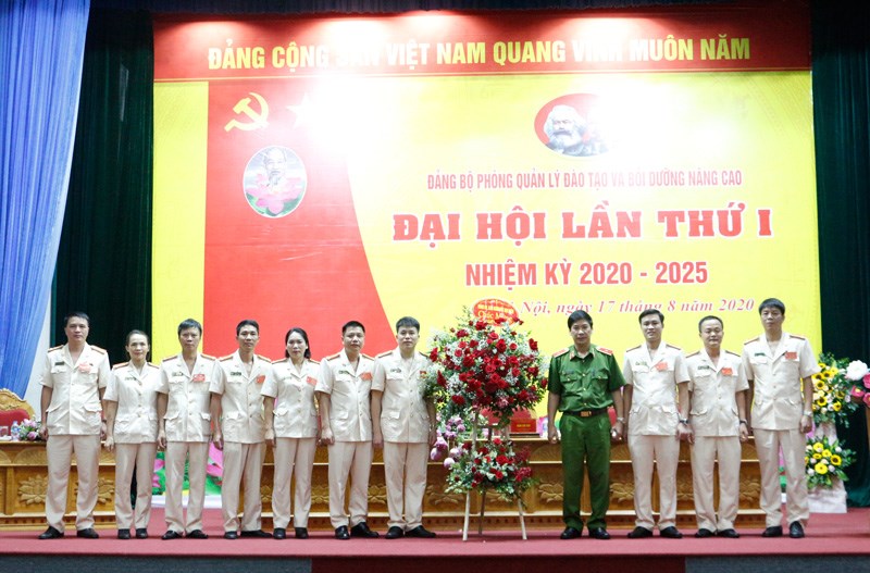 Thiếu tướng, GS.TS Trần Minh Hưởng tặng hoa chúc mừng Ban Chấp hành Đảng bộ cơ sở Phòng Quản lý đào tạo và Bồi dưỡng nâng cao