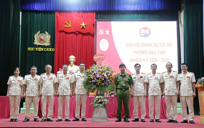 Thiếu tướng, GS.TS Trần Minh Hưởng, Bí thư Đảng ủy, Giám đốc Học viện CSND tặng hoa chúc mừng Đại hội