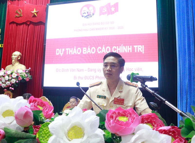 Đồng chí Đinh Văn Nam - Bí thư Đảng bộ cơ sở Phòng Hậu cần phát biểu tại Đại hội