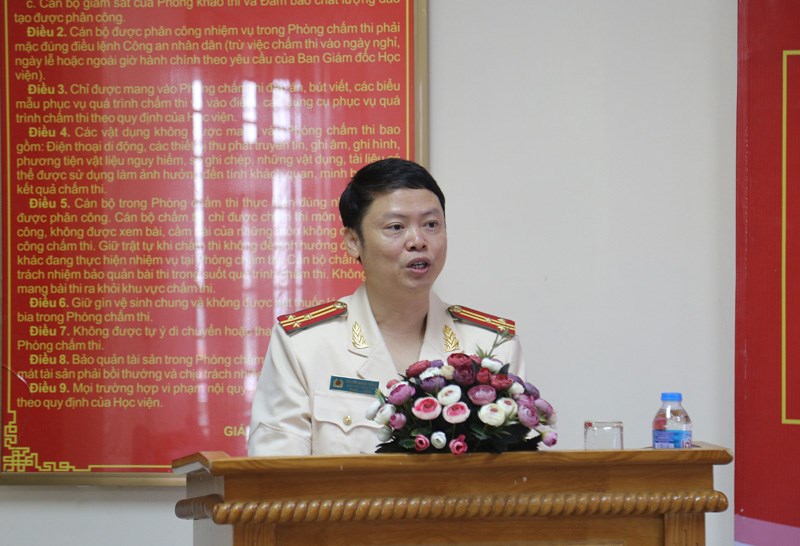 Thượng tá Nguyễn Mạnh Thắng, Bí thư Chi bộ, Giám đốc Trung tâm Ngoại ngữ - Tin học phát biểu tại Đại hội