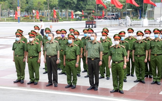Bộ trưởng Tô Lâm và các đại biểu dâng hương tưởng niệm Chủ tịch Hồ Chí Minh và các đồng chí cố Bộ trưởng Bộ Công an