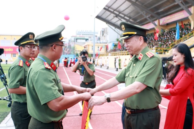 Bộ trưởng Tô Lâm và các đại biểu trao Kỷ niệm chương và cờ lưu niệm cho các Đoàn tham dự Đại hội