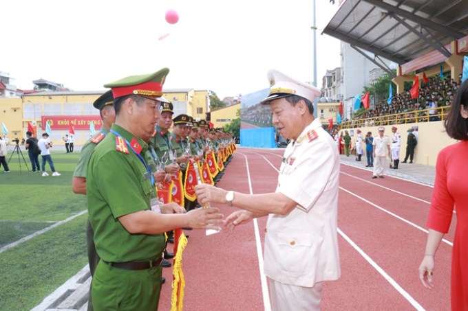 Thứ trưởng Lê Quý Vương trao biểu trưng và cờ lưu niệm tặng các đoàn dự Đại hội khỏe "Vì an ninh Tổ quốc"
