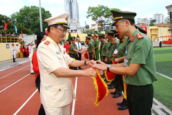 Thứ trưởng Nguyễn Văn Thành trao biểu trưng và cờ lưu niệm tặng các đoàn dự Đại hội khỏe "Vì an ninh Tổ quốc"