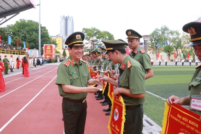 Thứ trưởng Nguyễn Văn Sơn trao biểu trưng và cờ lưu niệm tặng các đoàn dự Đại hội khỏe "Vì an ninh Tổ quốc"