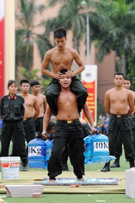 Lực lượng Cảnh sát cơ động biểu diễn võ thuật tại lễ khai mạc Đại hội khỏe “Vì an ninh Tổ quốc”