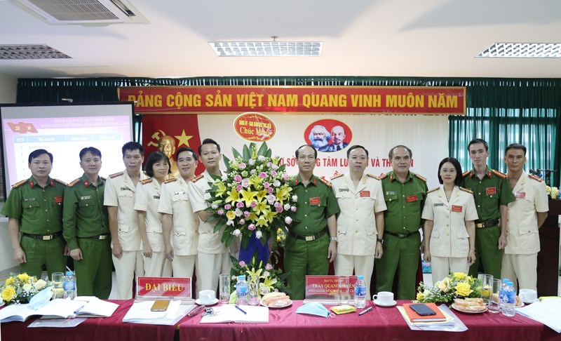 Đại tá, TS Trần Quang Huyên, Phó Giám đốc Học viện và các đại biểu chúc mừng Trung tâm Lưu trữ và Thư viện đã tổ chức thành công Đại hội