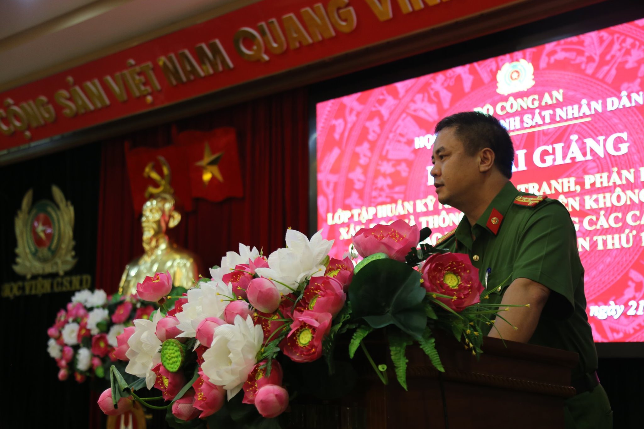 Đại tá, PGS.TS Phạm Công Nguyên, Phó Giám đốc Học viện phát biểu tại buổi lễ