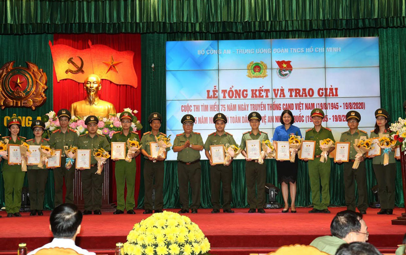 Thượng úy Nguyễn Bá Thứ, Văn phòng Học viện đại diện nhóm "Vượt thời gian", Học viện CSND nhận giải Ba cho tác giả, nhóm tác giả có bài dự thi xuất sắc