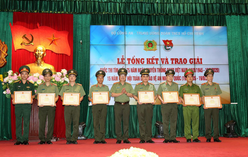 Đại tá, PGS.TS Phạm Công Nguyên đại diện Học viện CSND nhận giải Nhất toàn đoàn