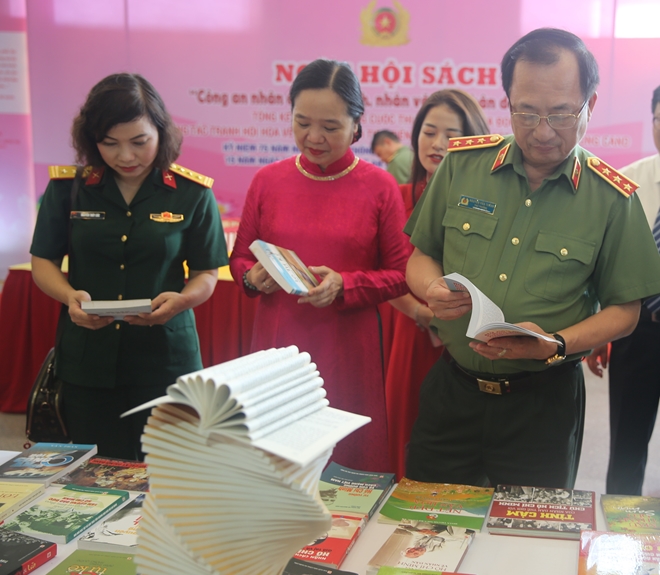 Thứ trưởng Nguyễn Văn Thành và các đại biểu tham quan triển lãm sách