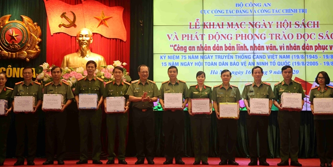 Thứ trưởng Nguyễn Văn Thành tặng sách của cho công an các đơn vị, địa phương