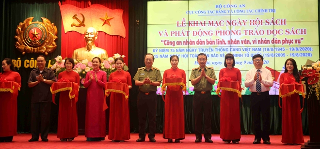 Thượng tướng, PGS.TS Nguyễn Văn Thành, Thứ trưởng Bộ Công an và các đại biểu cắt băng khai mạc ngày hội và triển lãm