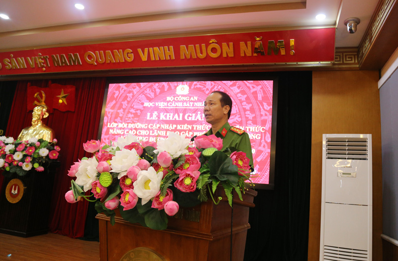 Đại tá, TS Trần Quang Huyên, Phó Giám đốc Học viện phát biểu tại lễ khai giảng lớp bồi dưỡng