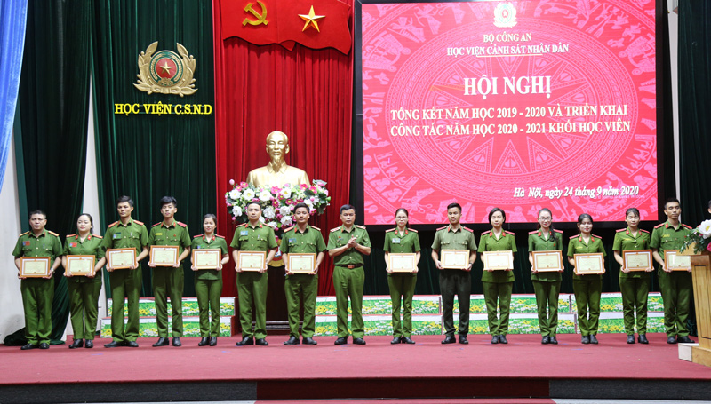 Thiếu tướng, GS.TS Nguyễn Đắc Hoan, Phó Giám đốc Học viện trao Giấy khen cho các tập thể, cá nhân có thành tích xuất sắc