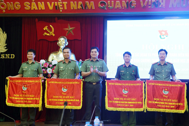 Trung tá Đồng Đức Vũ trao Cờ thi đua của Đoàn Thanh niên Bộ Công an cho các đơn vị có thành tích xuất sắc trong công tác đoàn và phong trào thành niên