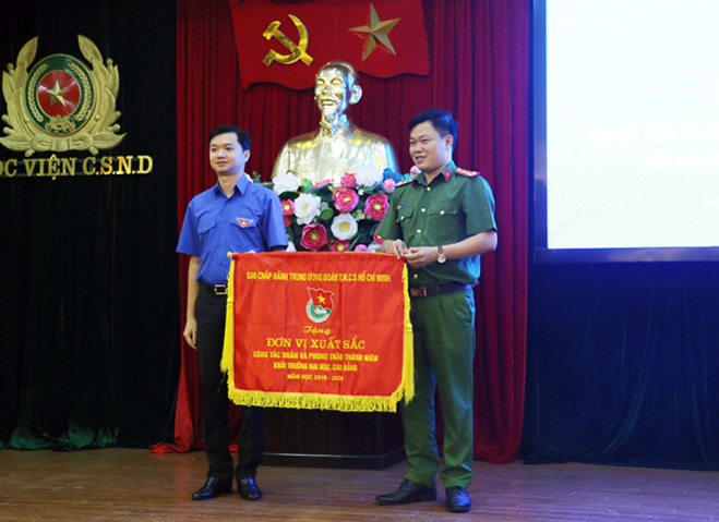 Học viện Cảnh sát nhân dân vinh dự được nhận Cờ thi đua Trung ương Đoàn.