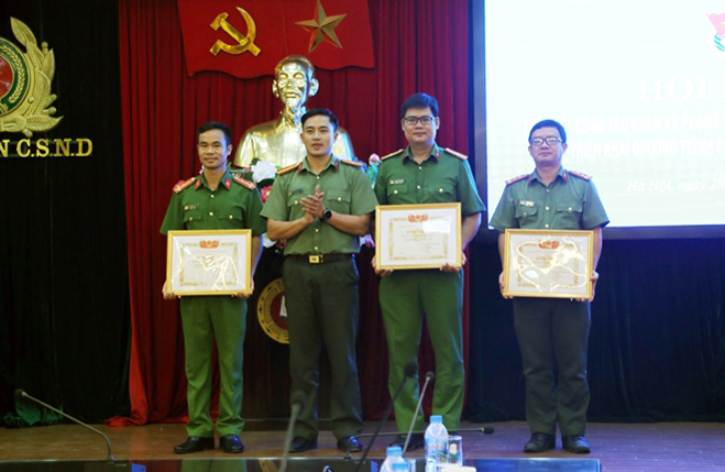 Thiếu tá Trần Trọng Nguyên, Phó Bí thư Đoàn thanh niên Bộ Công an trao Bằng khen Đoàn Thanh niên Bộ Công an cho các đơn vị có thành tích xuất sắc trong công tác đoàn và phong trào thành niên.