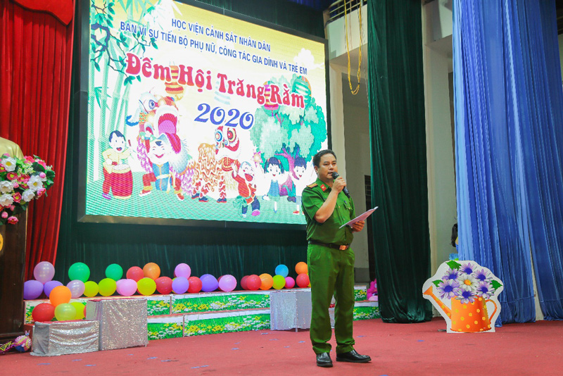 Đại tá, PGS. TS Phạm Công Nguyên - Phó Giám đốc Học viện phát biểu chúc mừng các cháu thiếu niên, nhi đồng nhân dịp Tết Trung thu