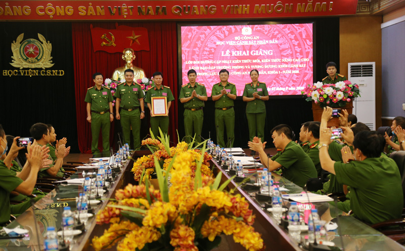Thiếu tướng, GS.TS Trần Minh Hưởng, Giám đốc Học viện trao Quyết định thành lập lớp học cho Ban cán sự lớp
