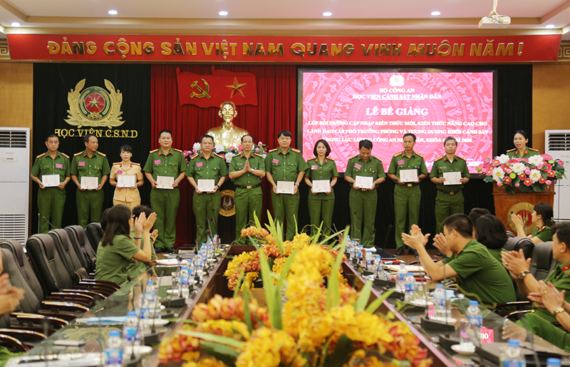 Đại tá, TS Trần Quang Huyên, Phó Giám đốc Học viện trao Chứng chỉ cho các học viên