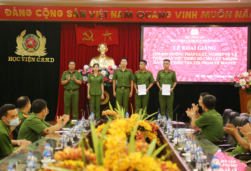 Đại tá, PGS.TS Phạm Công Nguyên, Phó Giám đốc Học viện trao Quyết định thành lập lớp bồi dưỡng cho Ban cán sự lớp học