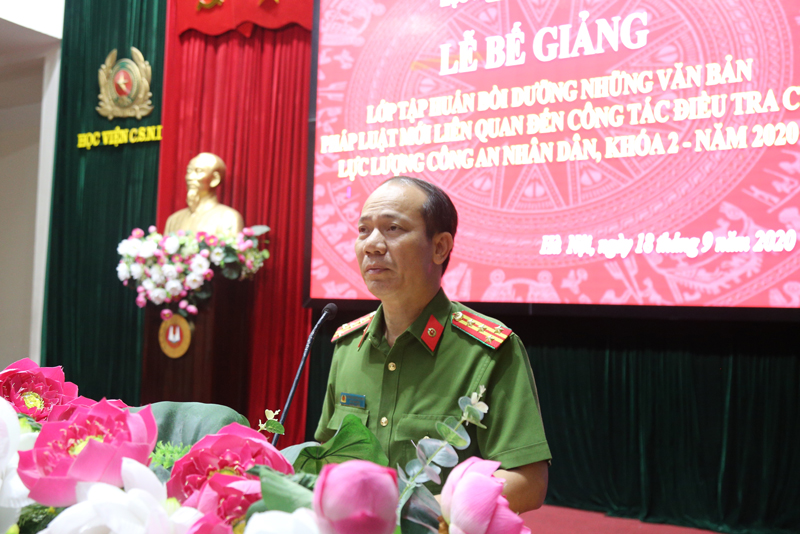 Đại tá, TS Trần Quang Huyên, Phó Giám đốc Học viện phát biểu tại lễ bế giảng