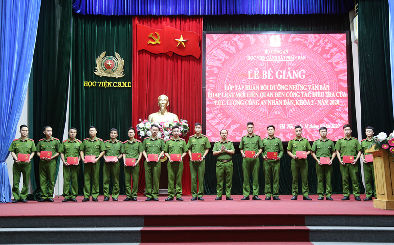 Đại tá, TS Trần Quang Huyên, Phó Giám đốc Học viện trao Chứng chỉ cho các học viên